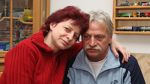 Seine Familie spendet ihm Trost: Ramona S. tröstet ihren Vater Wolfgang nach dem plötzlichen Tod der Mutter Seine Familie spendet ihm Trost: Ramona S. tröstet ihren Vater Wolfgang nach dem plötzlichen Tod der Mutter