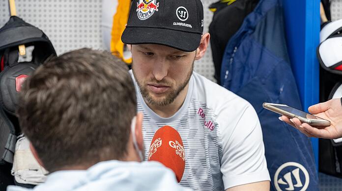 Patrick Hager vom EHC im Interview. Die Mannschaft liefert aktuell Bestwerte.