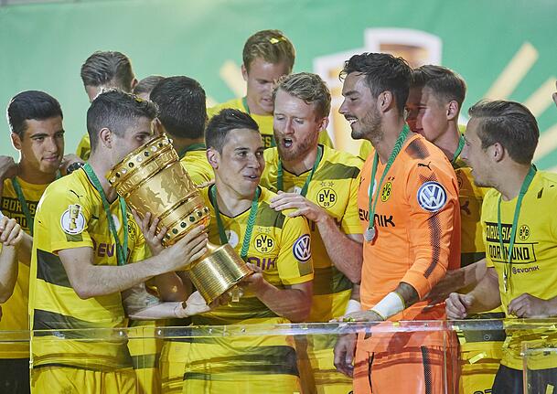 Auf dem Weg zum DFB-Pokal schaltete Raphaël Guerreiro mit Borussia Dortmund den FC Bayern im Halbfinale aus (3:2) – Dortmunds bis heute letzter Sieg in München. Auf dem Weg zum DFB-Pokal schaltete Raphaël Guerreiro mit Borussia Dortmund den FC Bayern im Halbfinale aus (3:2) – Dortmunds bis heute letzter Sieg in München.
