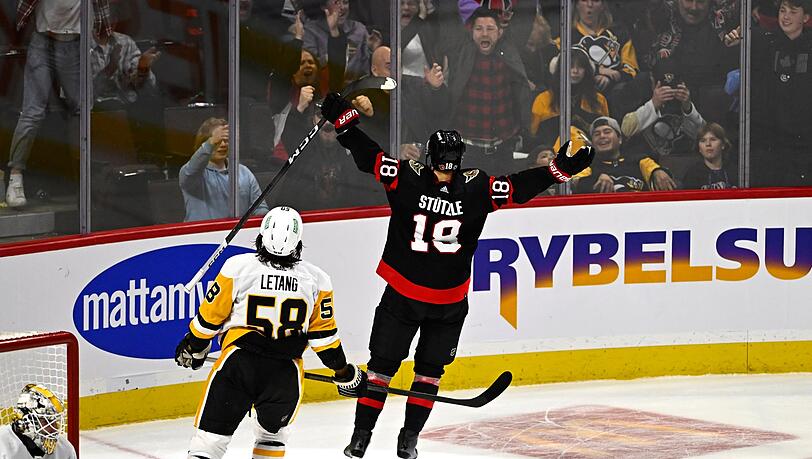 Tim Stützle (r) srogte für den Senators-Siegtreffer gegen die Penguins.