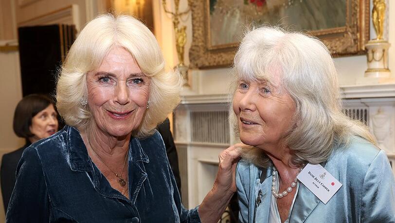 Königin Camilla mit Jilly Cooper (r.) im März 2025 in London.