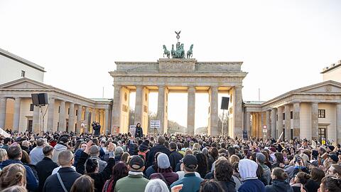 Die Kundgebung am Brandenburger Tor fand nach Angaben der Veranstalter wegen der aktuellen Diskussion in Solidarit&auml;t mit der Moderatorin und Schauspielerin Collien Fernandes statt.