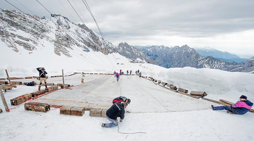 Um ein schnelles Abschmelzen zu verhindern, wird der Zugspitzgletscher für den Sommer abgedeckt.