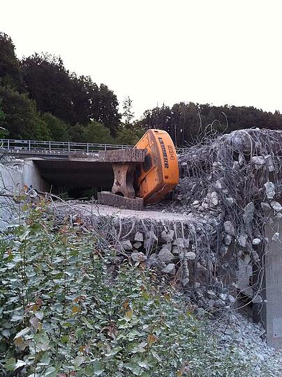 Ein dramatischer Unfall hat sich am Montagabend auf einer Baustelle an der A95 bei Großweil abgespielt - zwei Bagger stürzten von einer Brücke, ein Mann wurde bei dem Unfall schwer verletzt. Sehen Sie hier die Bilder.