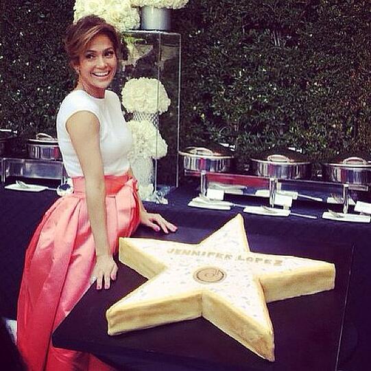 Jennifer Lopez feiert ihren Stern auf dem "Hollywood Walk of Fame" mit einem riesigen Sternkuchen