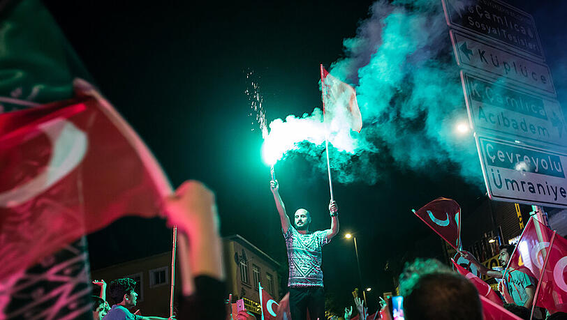 Der gescheiterte Putsch in der Türkei: Zivilisten stellen sich den aufständischen Militärs entgegen. Der gescheiterte Putsch in der Türkei: Zivilisten stellen sich den aufständischen Militärs entgegen.