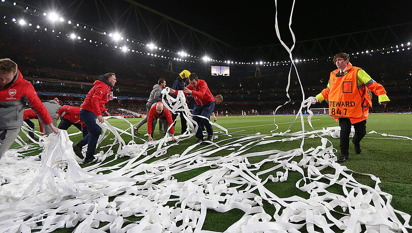 Die Bayern-Fans protestierten gegen die horrenden Ticketpreise in der Champions League. Die Bayern-Fans protestierten gegen die horrenden Ticketpreise in der Champions League.