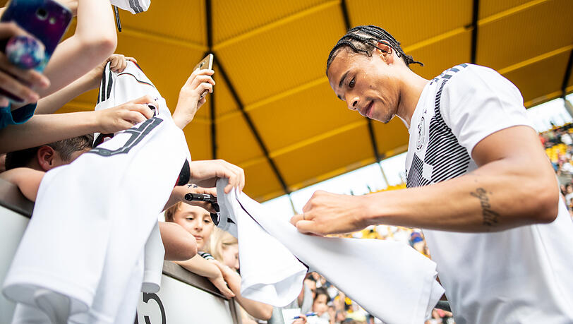 Leroy Sané ist bei den Fans gefragt. Leroy Sané ist bei den Fans gefragt.