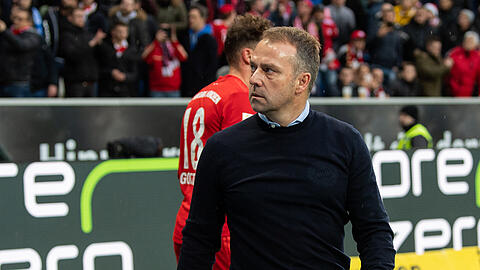 Hansi Flick wird auch weiterhin Trainer beim Rekordmeister bleiben.