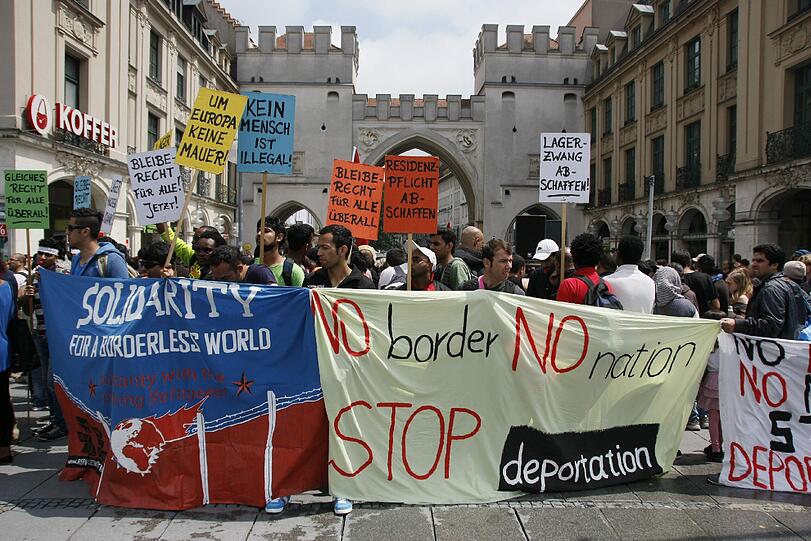Rund 350 Menschen demonstrierten am Samstag für eine Verbesserung der Situation von Flüchtlingen.