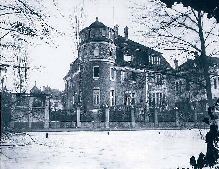 Der älteste erhaltene Jugendstilbau Deutschlands steht in der Maria-Theresia-Straße 27. Hier wohnte der Erfinder der Milchzentrifuge, Clemens von Bechtolsheim (1852-1930).