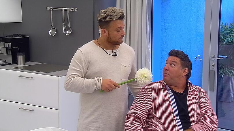 Die Wischmop-Fehde zwischen Menowin und Michael.