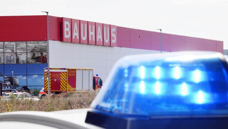 Einsatzfahrzeuge der Feuerwehr stehen vor dem Baumarkt. Einsatzfahrzeuge der Feuerwehr stehen vor dem Baumarkt.