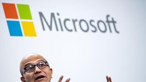 Microsoft-Chef Satya Nadella ist für die Entwicklerkonferenz Build diesmal allein in einem Büro.