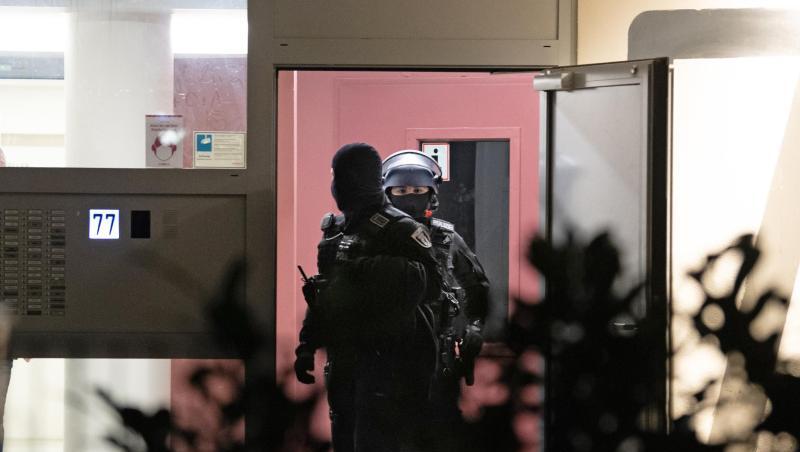 Polizeibeamte während einer Razzia im Märkischen Viertel in Berlin.