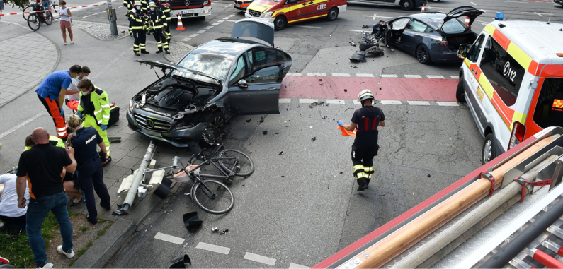 Auch ein Fahrradfahrer wurde durch den Unfall verletzt. Auch ein Fahrradfahrer wurde durch den Unfall verletzt.