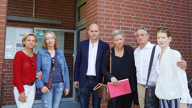 Wütend und fassungslos: Eltern, deren Kinder auf die ISM gingen, begegnen sich am Dienstag vor Gericht. Alle fordern Tausende Euro von der Schule zurück.
