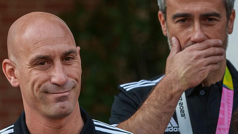 Wird Medienberichten zufolge von seinem Amt zurücktreten: Luis Rubiales (l), Präsident des spanischen Fußballverbands.