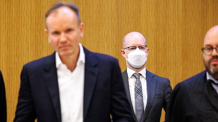 Die Angeklagten Markus Braun (l) und Oliver Bellenhaus (M) stehen zu Beginn der Fortsetzung des Prozesses in einem Gerichtssaal.