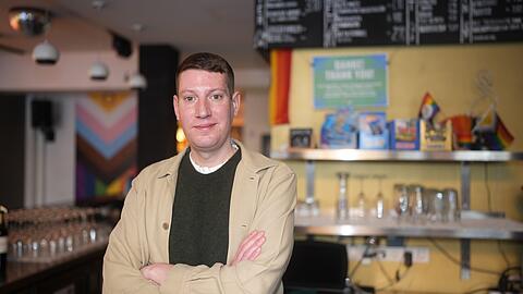 J&ouml;rn Vogt koordiniert die 180 Ehrenamtlichen, ohne die der Verein nicht denkbar w&auml;re. Herzst&uuml;ck des schwul-queeren Zentrums Sub ist das Caf&eacute; in der M&uuml;llerstra&szlig;e: Begegnungsst&auml;tte, Rettungsanker und Wohnzimmer f&uuml;r ganz M&uuml;nchen.