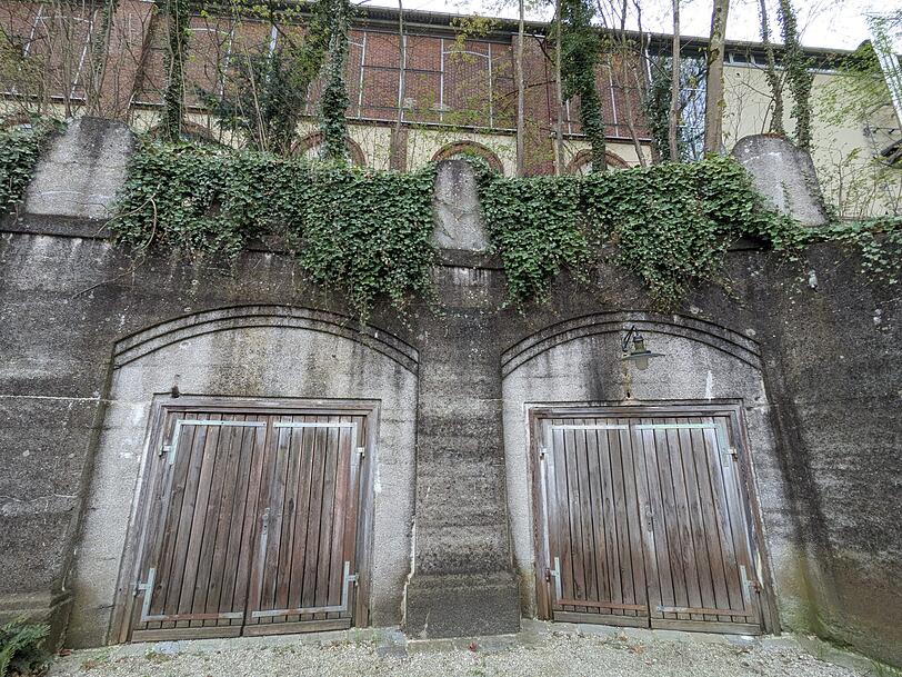 Zwei der vier Tore des Lindenkellers in Freising. Benannt sind sie nach der Linde des Heiligen Korbinian, die allerdings nicht mehr existiert.