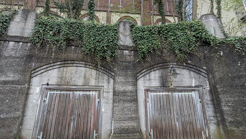Zwei der vier Tore des Lindenkellers in Freising. Benannt sind sie nach der Linde des Heiligen Korbinian, die allerdings nicht mehr existiert.