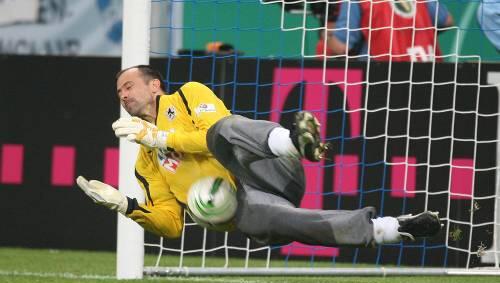 Gabor Kiraly: Die besten Bilder vom Löwen-Keeper - auf dem Rasen und abseites des Platzes Gabor Kiraly: Die besten Bilder vom Löwen-Keeper - auf dem Rasen und abseites des Platzes