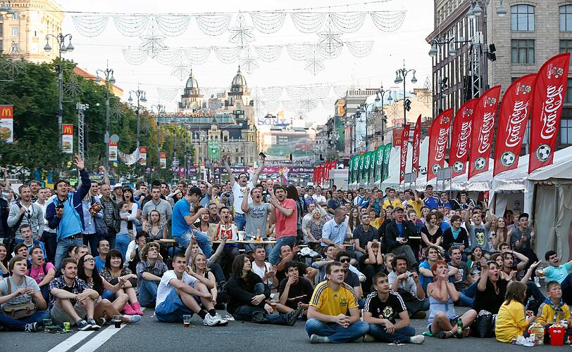So verrückt sind die internationalen Fußball-Fans bei der EURO 2012 - sehen Sie hier die skurrillsten, witzigsten und heißesten Bilder aus Polen und der Ukraine.