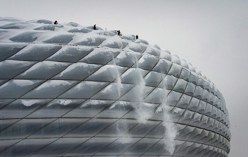 Halber Meter Neuschnee: Freischaufel-Aktion an der Allianz Arena.