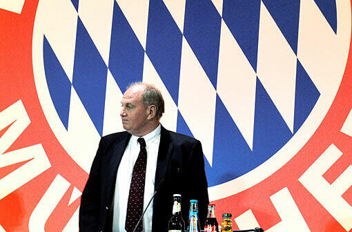 Bayern-Präsident Uli Hoeneß gerät durch seine Selbstanzeige unter Druck.