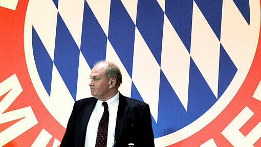 Bayern-Präsident Uli Hoeneß gerät durch seine Selbstanzeige unter Druck. Bayern-Präsident Uli Hoeneß gerät durch seine Selbstanzeige unter Druck.