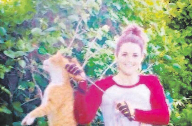 Makaber: Kristen L. posiert bei Facebook mit dem toten Kater.