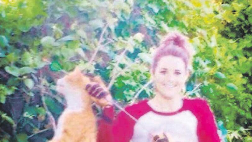 Makaber: Kristen L. posiert bei Facebook mit dem toten Kater. Makaber: Kristen L. posiert bei Facebook mit dem toten Kater.