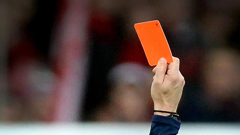 Das Innenministerium Sachsen-Anhalt will dem braunen Verein FC Ostelbien Dornburg die rote Karte zeigen. Das Innenministerium Sachsen-Anhalt will dem braunen Verein FC Ostelbien Dornburg die rote Karte zeigen.