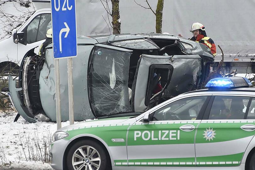 Die Feuerwehr musste eine schwer verletzte Person aus dem Unfallwrack bergen.