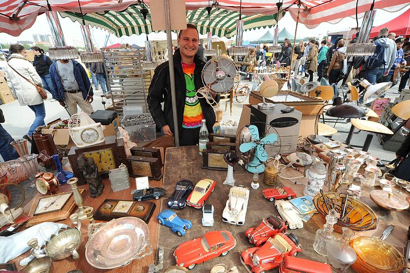 Bayerns größter Flohmarkt. Am Samstag waren wieder über 20000 Schnäppchenjäger da! Wir zeigen die besten und kuriosesten Bilder!