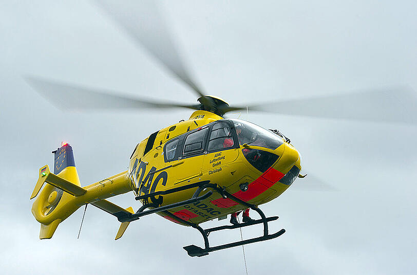 Der Motorradfahrer musste mit dem Rettungshubschrauber in die Klinik gebracht werden.