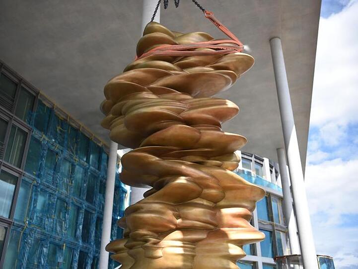 Die sechs Meter hohe Bronzeskulptur von Tony Cragg auf der Stadtloggia des Marie-Elisabeth-Lüders-Hauses.