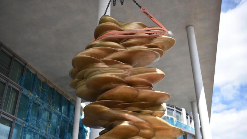 Die sechs Meter hohe Bronzeskulptur von Tony Cragg auf der Stadtloggia des Marie-Elisabeth-Lüders-Hauses. Die sechs Meter hohe Bronzeskulptur von Tony Cragg auf der Stadtloggia des Marie-Elisabeth-Lüders-Hauses.