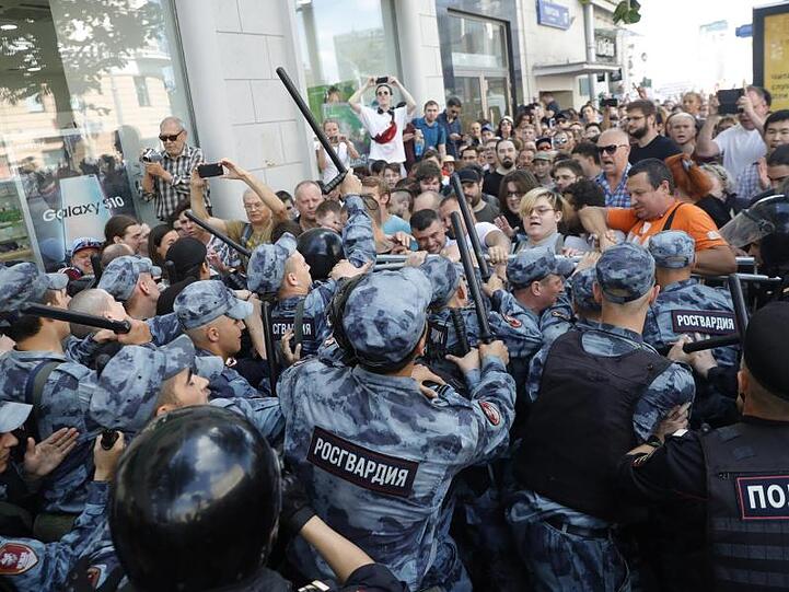 Nach den Protesten und Massenfestnahmen in Moskau hat das russische Außenministerium einen Diplomaten der US-Botschaft in Moskau einbestellt.
