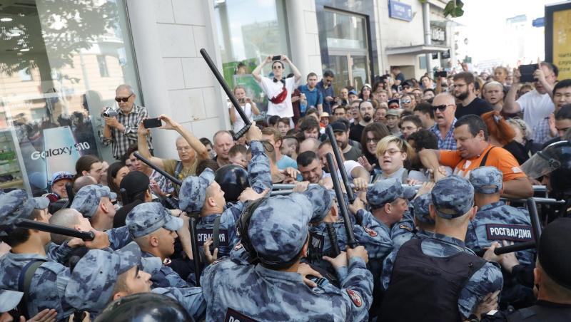 Nach den Protesten und Massenfestnahmen in Moskau hat das russische Außenministerium einen Diplomaten der US-Botschaft in Moskau einbestellt. Nach den Protesten und Massenfestnahmen in Moskau hat das russische Außenministerium einen Diplomaten der US-Botschaft in Moskau einbestellt.