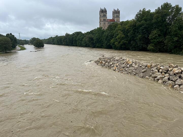 Isar-Bilder vom Dienstag – mit deutlich mehr Wasser als üblich.