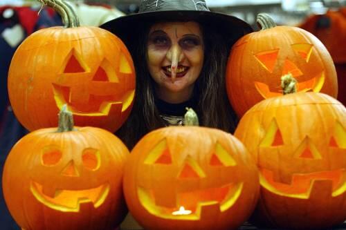 Das bunte Halloween-Treiben _ ab 0.00 Uhr muss es leise sein.