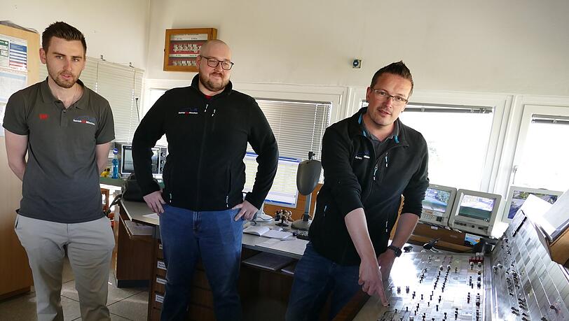 Von links: Maximilian Mayer (ausgebildeter Zugverkehrssteuerer und Fachtrainer), Zugverkehrssteuerer Christian Hausl und Roman Bittrich (Personalgewinnung und Notfallmanagement). Von links: Maximilian Mayer (ausgebildeter Zugverkehrssteuerer und Fachtrainer), Zugverkehrssteuerer Christian Hausl und Roman Bittrich (Personalgewinnung und Notfallmanagement).