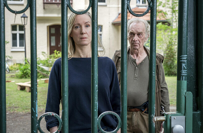Saskia Rühe (Silvina Buchbauer), die Leiterin des Kinderheims "Siebenschläfer", und Erwin Miersch (Elmar Gutmann), der Hausmeister des Kinderheims sind alarmiert.