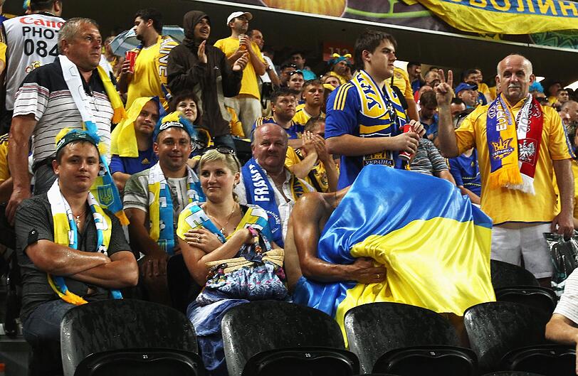 Ein heftiges Gewitter hat zu einer Unterbrechung der EM-Partie zwischen der Ukraine und Frankreich geführt. Die Bilder.