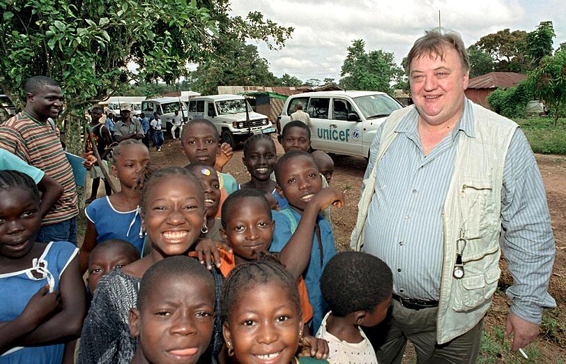 Dieter Pfaff besucht am 21.10.2002 in Daru (Sierra Leone) als Pate des Kinderhilfswerks Unicef ein Camp für ehemalige Kindersoldaten.