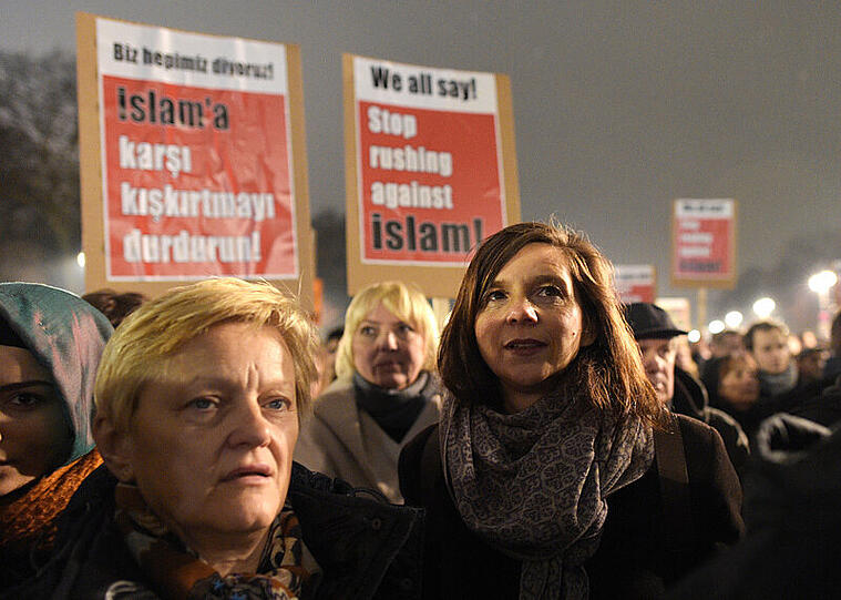 Die Fraktionsvorsitzende von Bündnis 90/Die Grünen im Bundestag, Katrin Göring-Eckardt (M) und die Politikerin Renate Künast (l, Bündnis 90/Die Grünen) nehmen am 05.01.2015 am Brandenburger Tor in Berlin an einer Protestkundgebung der Berliner Türkischen Gemeinde gegen Pegida teil.