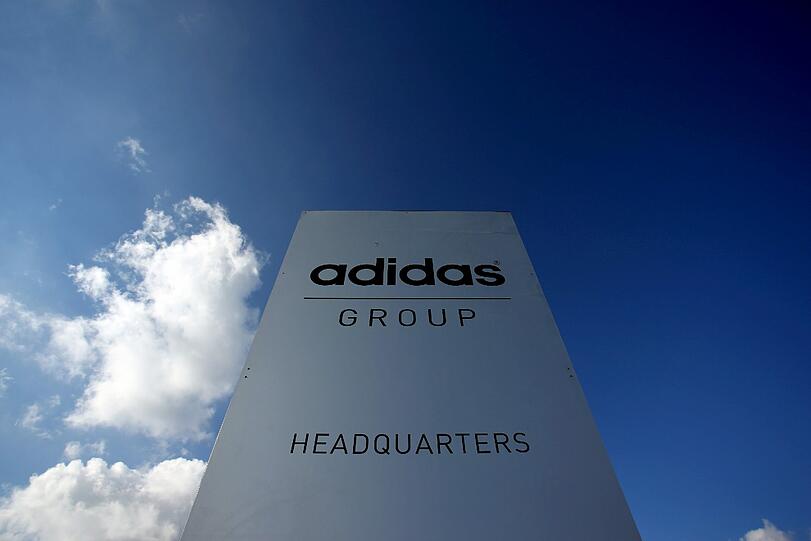 Sportartikelhersteller Adidas - mit Sitz in Herzogenaurach - plant im kommenden Jahr einen Rekordgewinn.