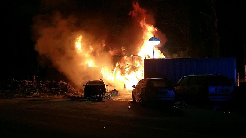 Am frühen Sonntagmorgen brannte ein Reisebus am Grenzübergang Walserberg komplett aus. Die Bilder vom Einsatz.